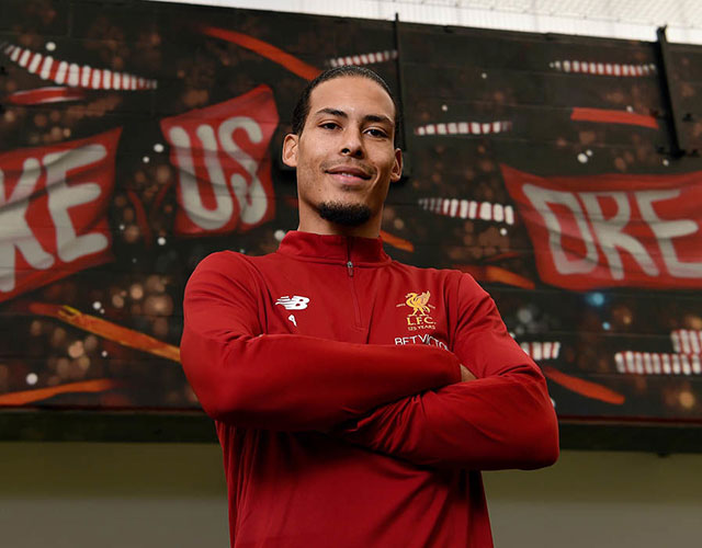 Hậu vệ đắt giá nhất thế giới Van Dijk ra mắt CĐV Liverpool Hậu vệ đắt giá nhất thế giới Van Dijk ra mắt CĐV Liverpool